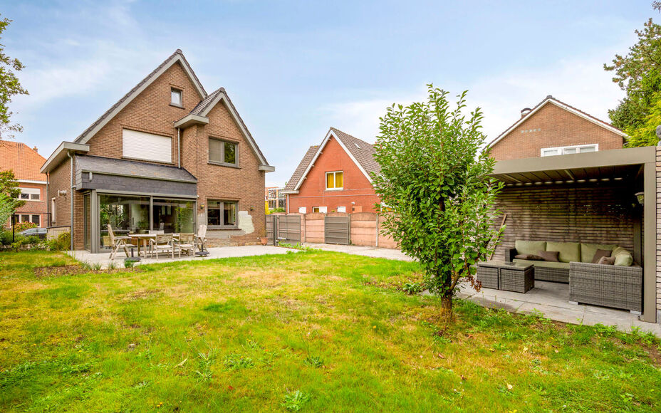 LEEMANS IMMOBILIËN stelt met trots deze instapklare viergevelwoning voor, rustig gelegen in een doodlopende straat. 

Bij binnenkomen van de woning komt u terecht in een ruime inkomhal dewelke directe toegang biedt tot de aangename en tevens lichtrijke l