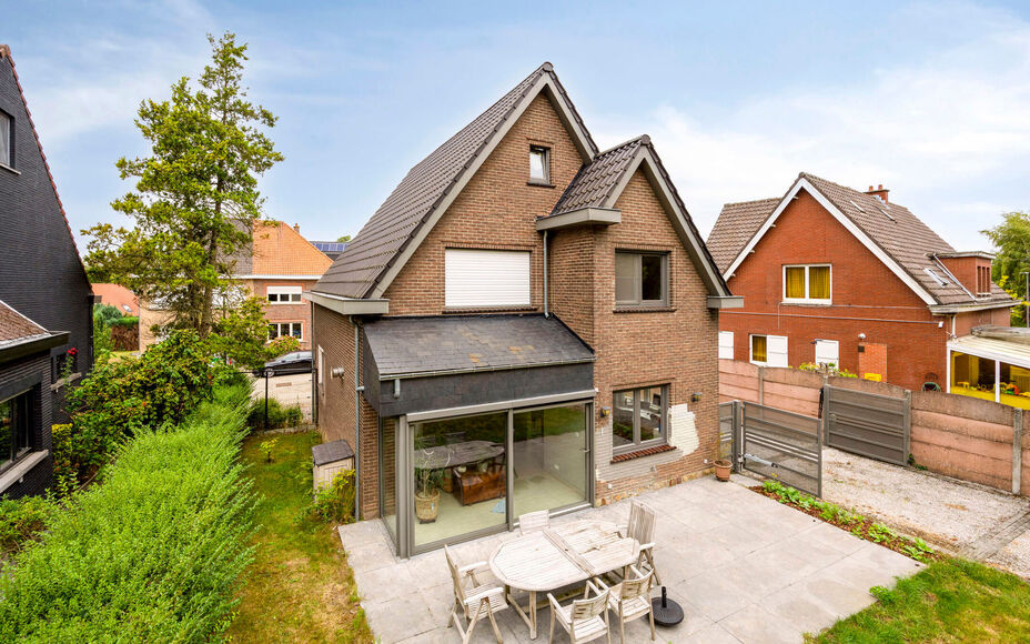 LEEMANS IMMOBILIËN stelt met trots deze instapklare viergevelwoning voor, rustig gelegen in een doodlopende straat. 

Bij binnenkomen van de woning komt u terecht in een ruime inkomhal dewelke directe toegang biedt tot de aangename en tevens lichtrijke l