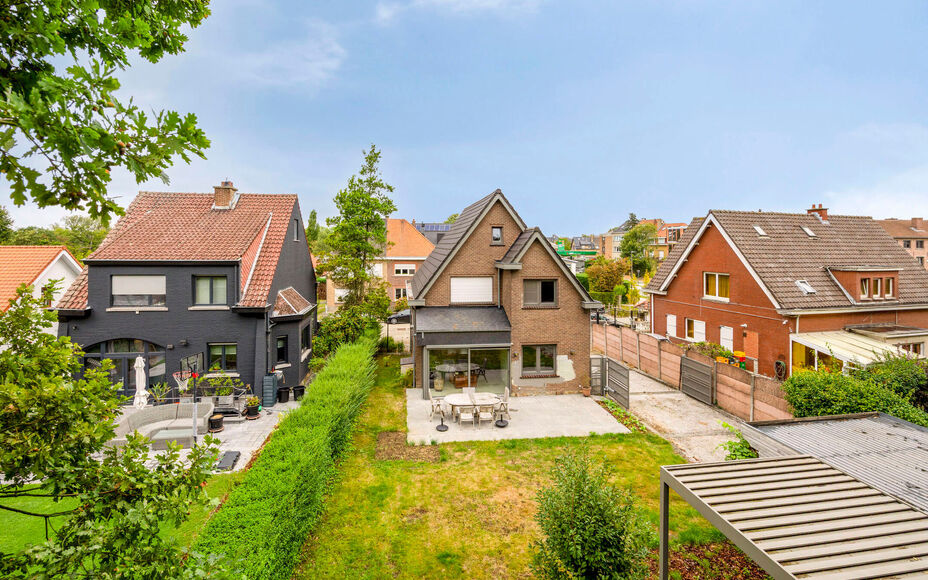 LEEMANS IMMOBILIËN stelt met trots deze instapklare viergevelwoning voor, rustig gelegen in een doodlopende straat. 

Bij binnenkomen van de woning komt u terecht in een ruime inkomhal dewelke directe toegang biedt tot de aangename en tevens lichtrijke l