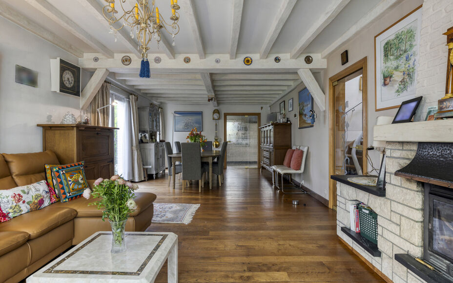 Op zoek naar een oase van rust én een vlotte bereikbaarheid?Dan biedt Leemans immobiliën u deze prachtig onderhouden villa aan in de geliefde wijk Rondebos. Gelegen in een rustige doodlopende straat, pal aan een biologisch waardevol natuurgebied, geniet