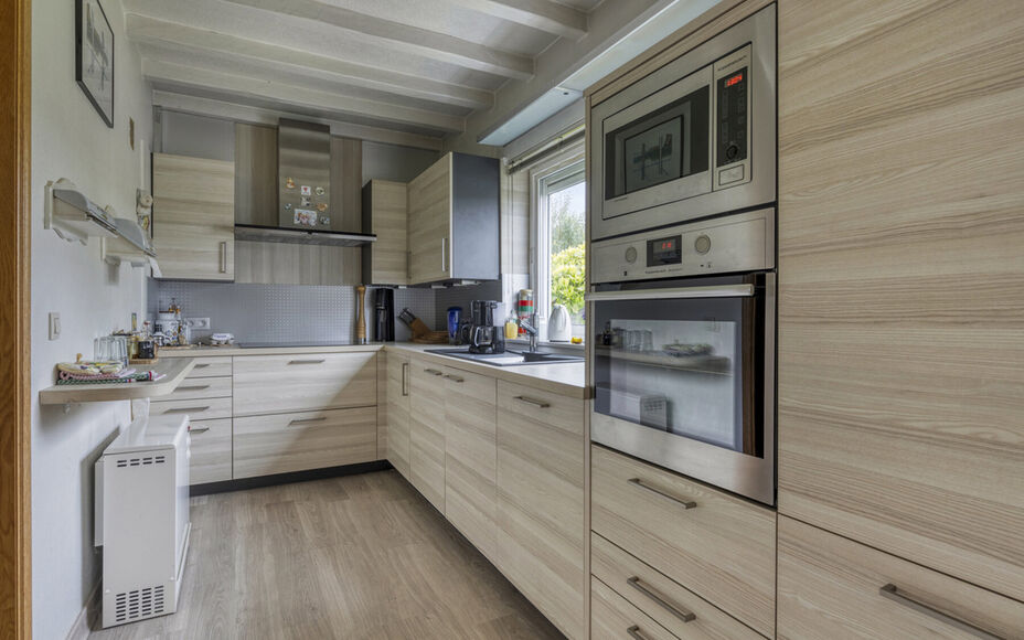 Op zoek naar een oase van rust én een vlotte bereikbaarheid?Dan biedt Leemans immobiliën u deze prachtig onderhouden villa aan in de geliefde wijk Rondebos. Gelegen in een rustige doodlopende straat, pal aan een biologisch waardevol natuurgebied, geniet