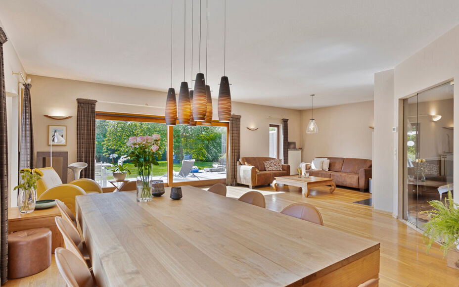 Leemans immobiliën biedt u deze prachtig gelegen villa aan in het mooie Dilbeek.Door zijn centrale ligging zijn alle faciliteiten zoals winkels, supermarkten, openbaar vervoer, scholen, sportinfrastructuur en invalswegen zeer nabij .Ook het Wellnesscentr