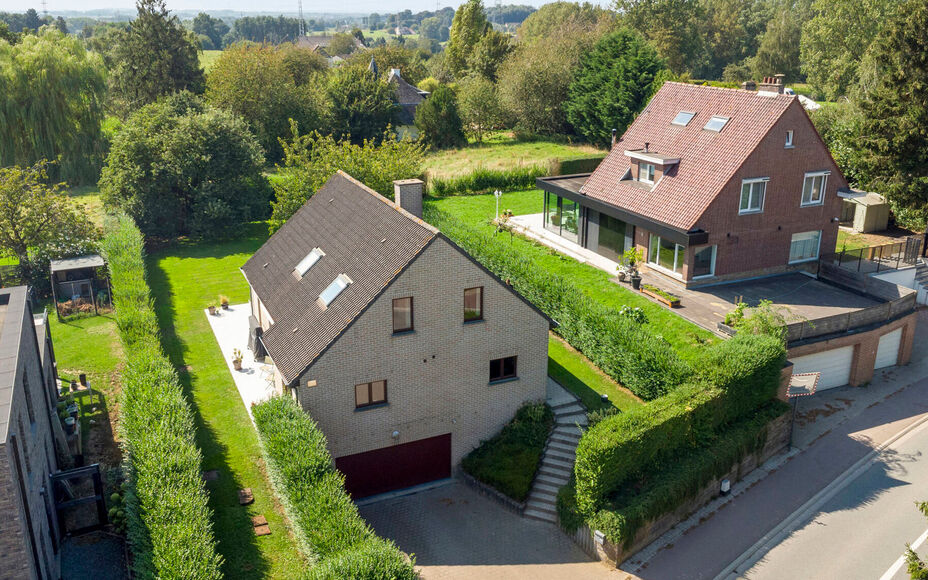 Leemans immobiliën biedt u deze prachtig gelegen villa aan in het mooie Dilbeek.Door zijn centrale ligging zijn alle faciliteiten zoals winkels, supermarkten, openbaar vervoer, scholen, sportinfrastructuur en invalswegen zeer nabij .Ook het Wellnesscentr
