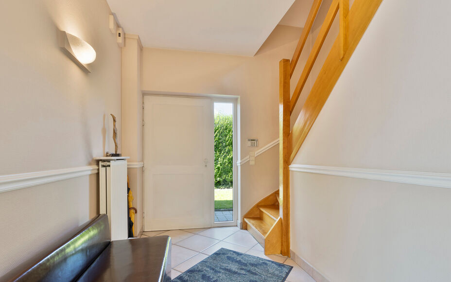 Leemans immobiliën biedt u deze prachtig gelegen villa aan in het mooie Dilbeek.Door zijn centrale ligging zijn alle faciliteiten zoals winkels, supermarkten, openbaar vervoer, scholen, sportinfrastructuur en invalswegen zeer nabij .Ook het Wellnesscentr