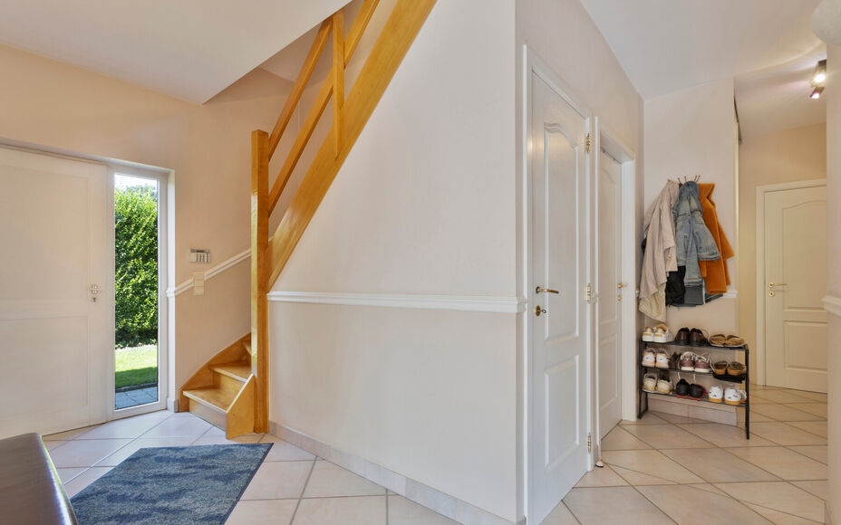 Leemans immobiliën biedt u deze prachtig gelegen villa aan in het mooie Dilbeek.Door zijn centrale ligging zijn alle faciliteiten zoals winkels, supermarkten, openbaar vervoer, scholen, sportinfrastructuur en invalswegen zeer nabij .Ook het Wellnesscentr