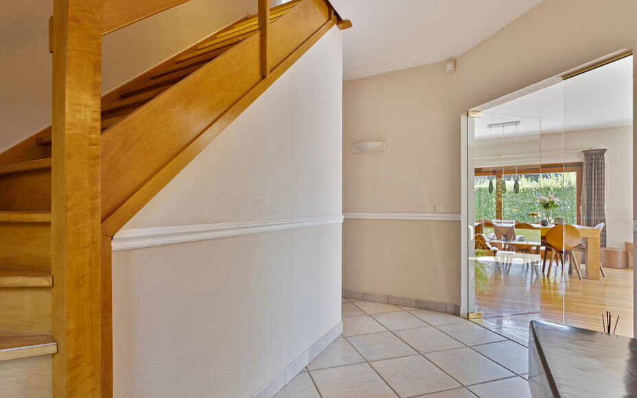Leemans immobiliën biedt u deze prachtig gelegen villa aan in het mooie Dilbeek.Door zijn centrale ligging zijn alle faciliteiten zoals winkels, supermarkten, openbaar vervoer, scholen, sportinfrastructuur en invalswegen zeer nabij .Ook het Wellnesscentr