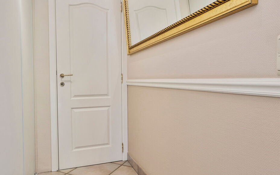 Leemans immobiliën biedt u deze prachtig gelegen villa aan in het mooie Dilbeek.Door zijn centrale ligging zijn alle faciliteiten zoals winkels, supermarkten, openbaar vervoer, scholen, sportinfrastructuur en invalswegen zeer nabij .Ook het Wellnesscentr