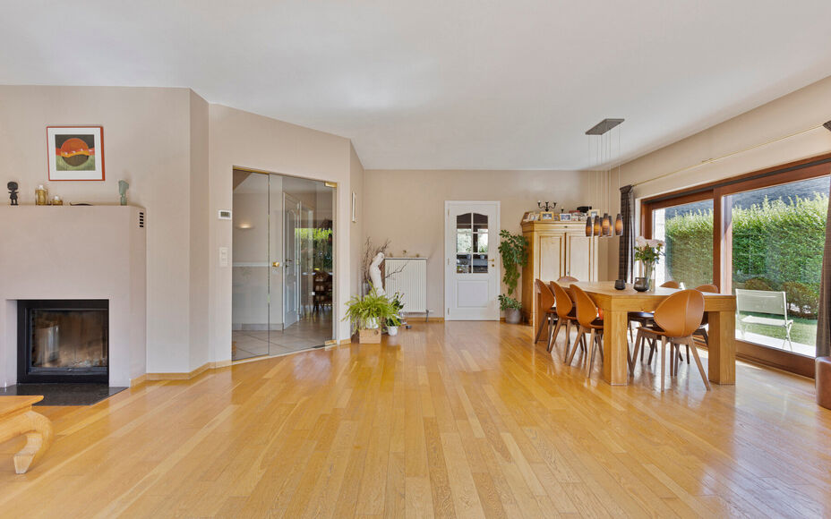 Leemans immobiliën biedt u deze prachtig gelegen villa aan in het mooie Dilbeek.Door zijn centrale ligging zijn alle faciliteiten zoals winkels, supermarkten, openbaar vervoer, scholen, sportinfrastructuur en invalswegen zeer nabij .Ook het Wellnesscentr