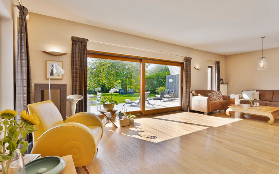Leemans immobiliën biedt u deze prachtig gelegen villa aan in het mooie Dilbeek.Door zijn centrale ligging zijn alle faciliteiten zoals winkels, supermarkten, openbaar vervoer, scholen, sportinfrastructuur en invalswegen zeer nabij .Ook het Wellnesscentr