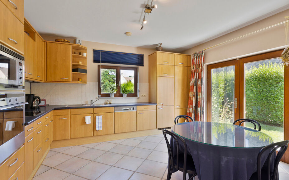 Leemans immobiliën biedt u deze prachtig gelegen villa aan in het mooie Dilbeek.Door zijn centrale ligging zijn alle faciliteiten zoals winkels, supermarkten, openbaar vervoer, scholen, sportinfrastructuur en invalswegen zeer nabij .Ook het Wellnesscentr