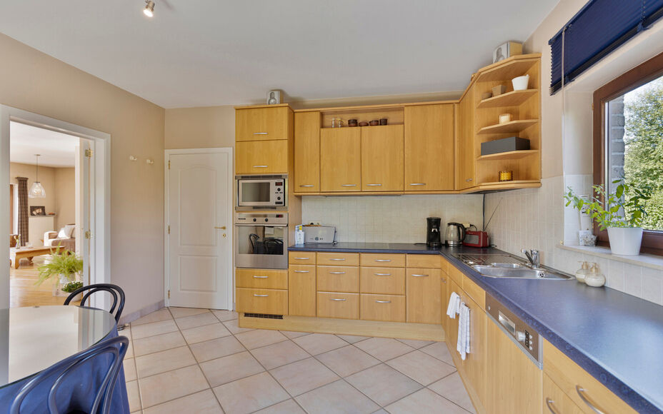 Leemans immobiliën biedt u deze prachtig gelegen villa aan in het mooie Dilbeek.Door zijn centrale ligging zijn alle faciliteiten zoals winkels, supermarkten, openbaar vervoer, scholen, sportinfrastructuur en invalswegen zeer nabij .Ook het Wellnesscentr