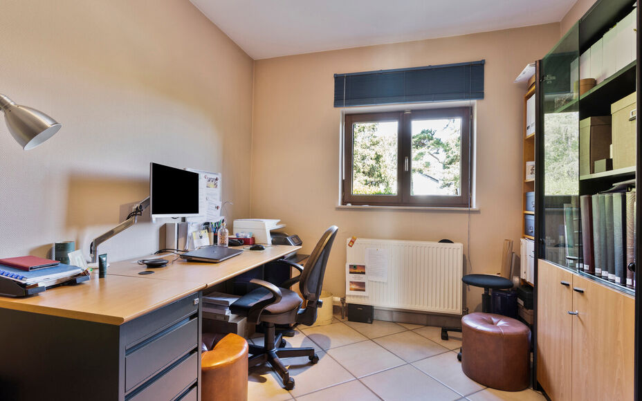 Leemans immobiliën biedt u deze prachtig gelegen villa aan in het mooie Dilbeek.Door zijn centrale ligging zijn alle faciliteiten zoals winkels, supermarkten, openbaar vervoer, scholen, sportinfrastructuur en invalswegen zeer nabij .Ook het Wellnesscentr