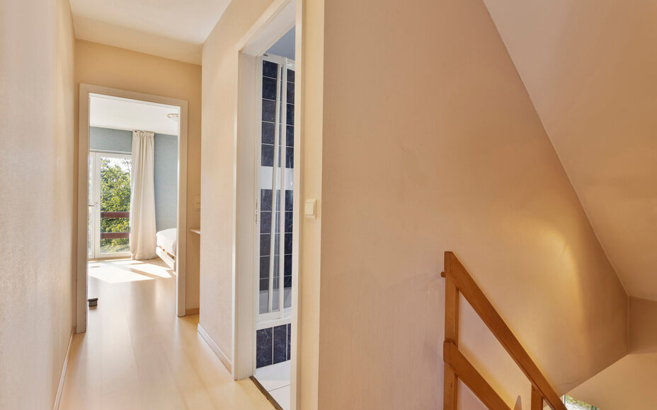 Leemans immobiliën biedt u deze prachtig gelegen villa aan in het mooie Dilbeek.Door zijn centrale ligging zijn alle faciliteiten zoals winkels, supermarkten, openbaar vervoer, scholen, sportinfrastructuur en invalswegen zeer nabij .Ook het Wellnesscentr