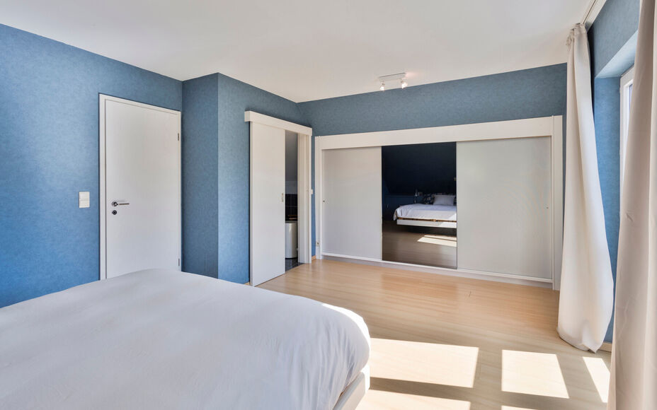 Leemans immobiliën biedt u deze prachtig gelegen villa aan in het mooie Dilbeek.Door zijn centrale ligging zijn alle faciliteiten zoals winkels, supermarkten, openbaar vervoer, scholen, sportinfrastructuur en invalswegen zeer nabij .Ook het Wellnesscentr