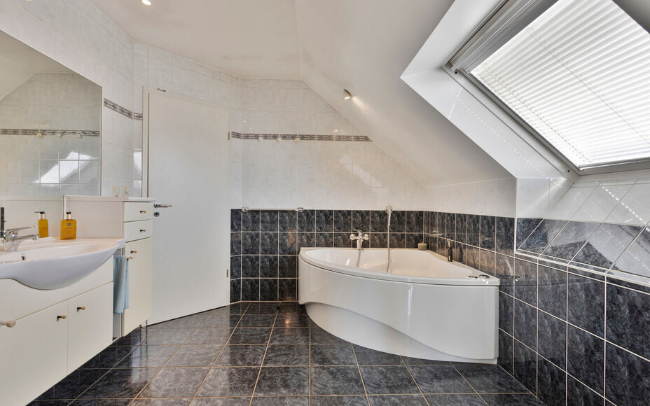 Leemans immobiliën biedt u deze prachtig gelegen villa aan in het mooie Dilbeek.Door zijn centrale ligging zijn alle faciliteiten zoals winkels, supermarkten, openbaar vervoer, scholen, sportinfrastructuur en invalswegen zeer nabij .Ook het Wellnesscentr
