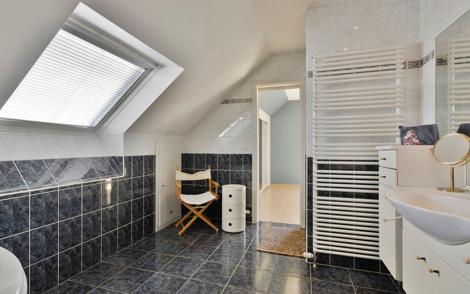 Leemans immobiliën biedt u deze prachtig gelegen villa aan in het mooie Dilbeek.Door zijn centrale ligging zijn alle faciliteiten zoals winkels, supermarkten, openbaar vervoer, scholen, sportinfrastructuur en invalswegen zeer nabij .Ook het Wellnesscentr
