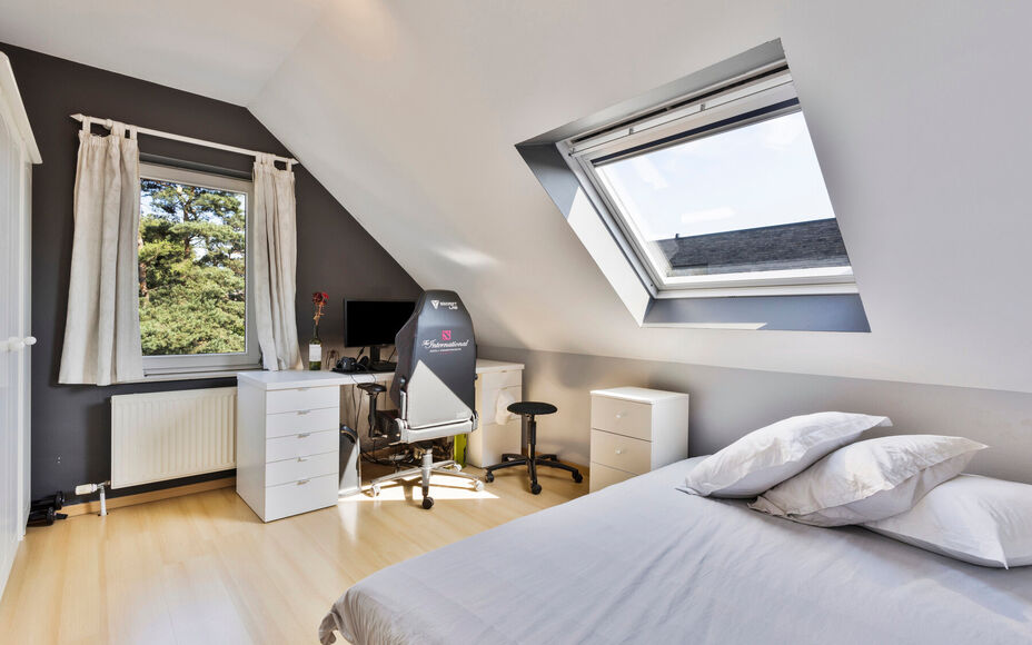 Leemans immobiliën biedt u deze prachtig gelegen villa aan in het mooie Dilbeek.Door zijn centrale ligging zijn alle faciliteiten zoals winkels, supermarkten, openbaar vervoer, scholen, sportinfrastructuur en invalswegen zeer nabij .Ook het Wellnesscentr