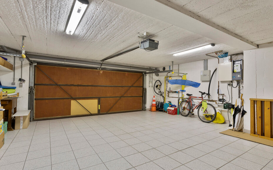 Leemans immobiliën biedt u deze prachtig gelegen villa aan in het mooie Dilbeek.Door zijn centrale ligging zijn alle faciliteiten zoals winkels, supermarkten, openbaar vervoer, scholen, sportinfrastructuur en invalswegen zeer nabij .Ook het Wellnesscentr