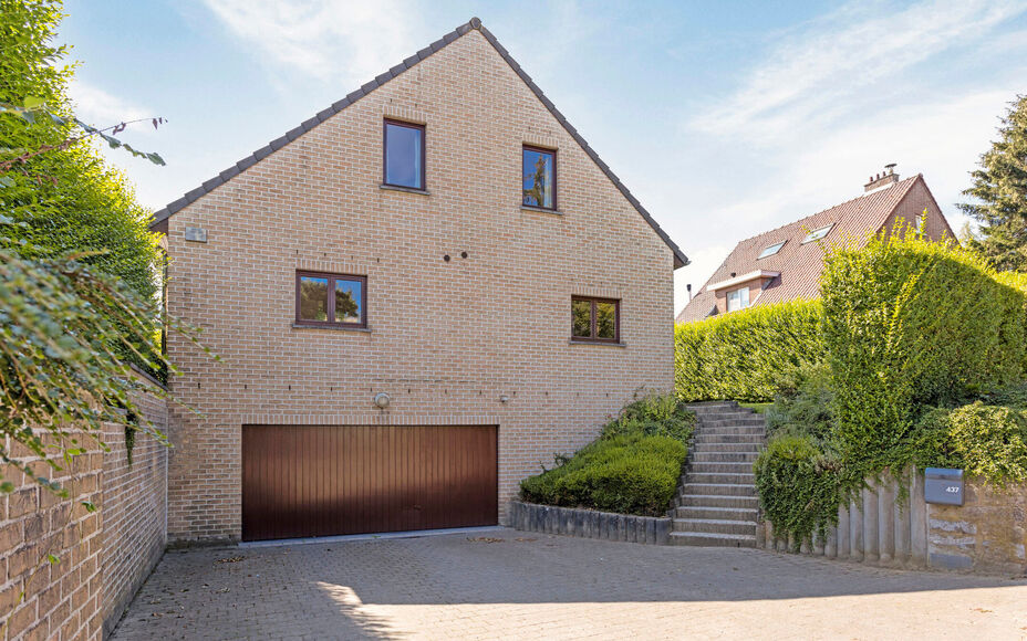 Leemans immobiliën biedt u deze prachtig gelegen villa aan in het mooie Dilbeek.Door zijn centrale ligging zijn alle faciliteiten zoals winkels, supermarkten, openbaar vervoer, scholen, sportinfrastructuur en invalswegen zeer nabij .Ook het Wellnesscentr