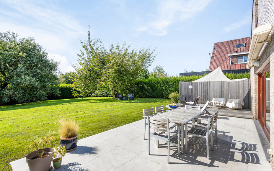 Leemans immobiliën biedt u deze prachtig gelegen villa aan in het mooie Dilbeek.Door zijn centrale ligging zijn alle faciliteiten zoals winkels, supermarkten, openbaar vervoer, scholen, sportinfrastructuur en invalswegen zeer nabij .Ook het Wellnesscentr