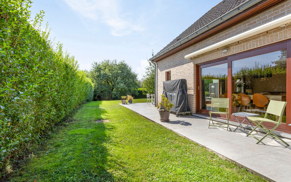 Leemans immobiliën biedt u deze prachtig gelegen villa aan in het mooie Dilbeek.Door zijn centrale ligging zijn alle faciliteiten zoals winkels, supermarkten, openbaar vervoer, scholen, sportinfrastructuur en invalswegen zeer nabij .Ook het Wellnesscentr