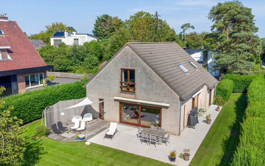 Leemans immobiliën biedt u deze prachtig gelegen villa aan in het mooie Dilbeek.Door zijn centrale ligging zijn alle faciliteiten zoals winkels, supermarkten, openbaar vervoer, scholen, sportinfrastructuur en invalswegen zeer nabij .Ook het Wellnesscentr