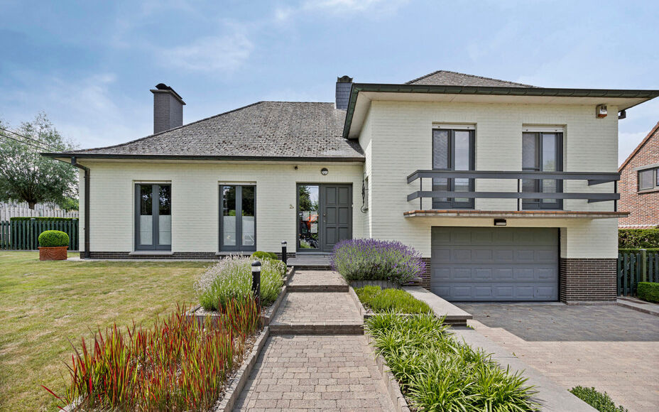 Leemans Immobiliën presenteert u  deze perfect onderhouden, instapklare woning op een rustige en landelijke locatie in Ternat. Ondanks de groene omgeving geniet u van een centrale ligging met alle voorzieningen vlakbij: winkels, scholen, sportfaciliteite