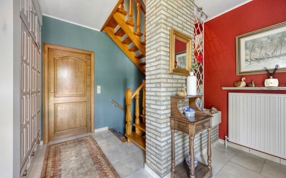 Leemans Immobiliën presenteert u  deze perfect onderhouden, instapklare woning op een rustige en landelijke locatie in Ternat. Ondanks de groene omgeving geniet u van een centrale ligging met alle voorzieningen vlakbij: winkels, scholen, sportfaciliteite