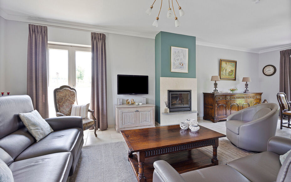 Leemans Immobiliën presenteert u  deze perfect onderhouden, instapklare woning op een rustige en landelijke locatie in Ternat. Ondanks de groene omgeving geniet u van een centrale ligging met alle voorzieningen vlakbij: winkels, scholen, sportfaciliteite
