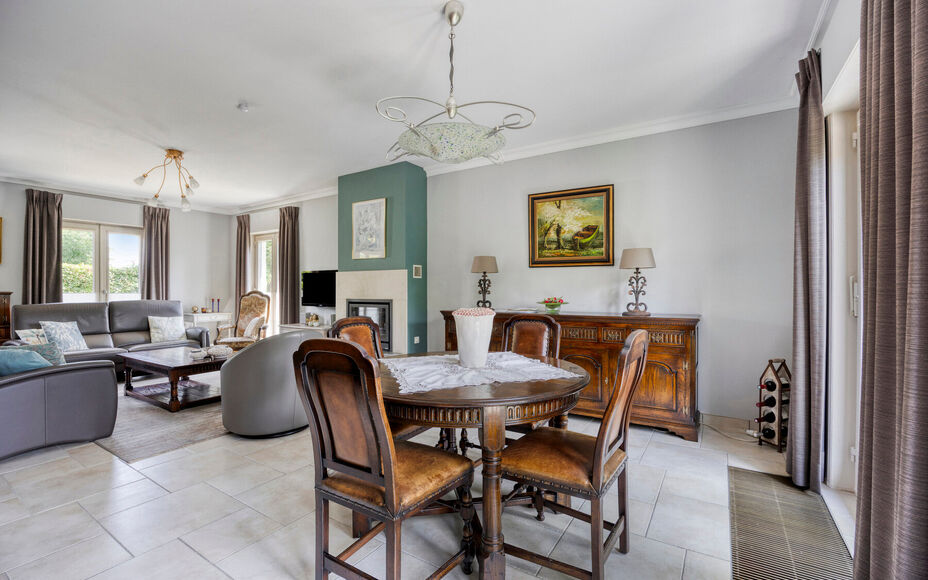 Leemans Immobiliën presenteert u  deze perfect onderhouden, instapklare woning op een rustige en landelijke locatie in Ternat. Ondanks de groene omgeving geniet u van een centrale ligging met alle voorzieningen vlakbij: winkels, scholen, sportfaciliteite