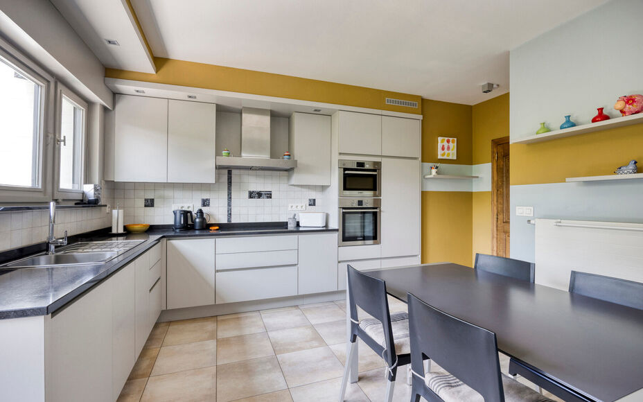 Leemans Immobiliën presenteert u  deze perfect onderhouden, instapklare woning op een rustige en landelijke locatie in Ternat. Ondanks de groene omgeving geniet u van een centrale ligging met alle voorzieningen vlakbij: winkels, scholen, sportfaciliteite