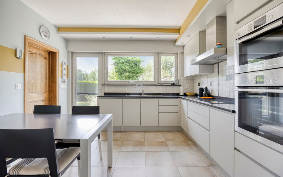 Leemans Immobiliën presenteert u  deze perfect onderhouden, instapklare woning op een rustige en landelijke locatie in Ternat. Ondanks de groene omgeving geniet u van een centrale ligging met alle voorzieningen vlakbij: winkels, scholen, sportfaciliteite