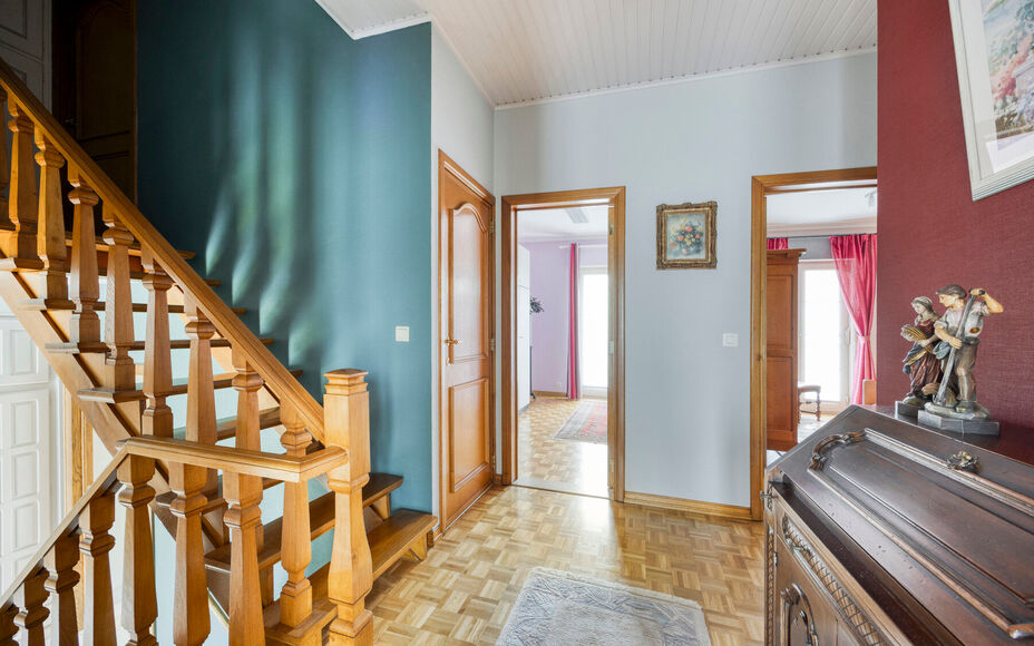 Leemans Immobiliën presenteert u  deze perfect onderhouden, instapklare woning op een rustige en landelijke locatie in Ternat. Ondanks de groene omgeving geniet u van een centrale ligging met alle voorzieningen vlakbij: winkels, scholen, sportfaciliteite