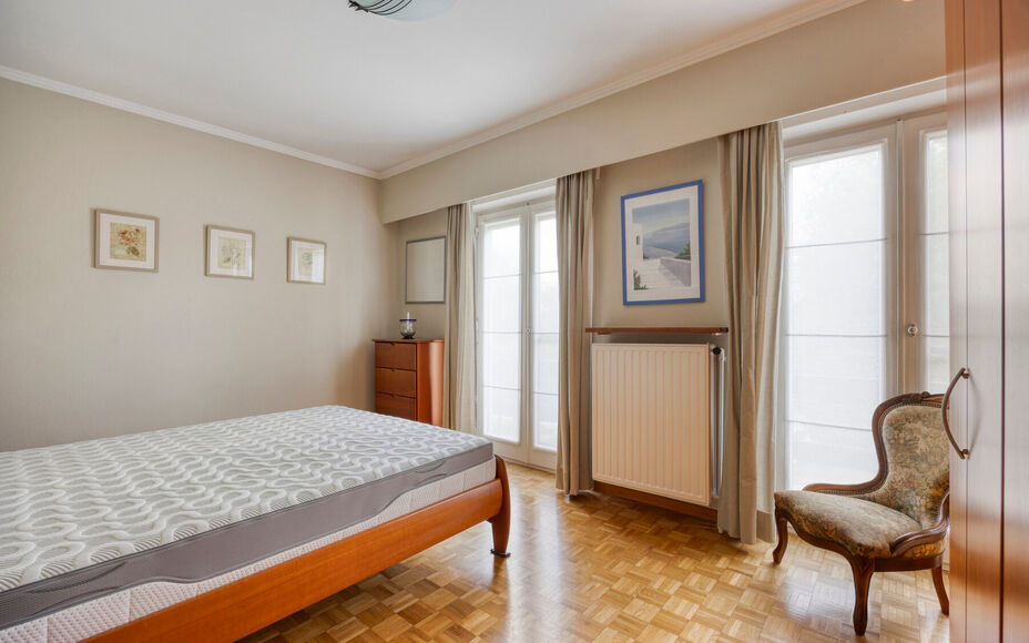 Leemans Immobiliën presenteert u  deze perfect onderhouden, instapklare woning op een rustige en landelijke locatie in Ternat. Ondanks de groene omgeving geniet u van een centrale ligging met alle voorzieningen vlakbij: winkels, scholen, sportfaciliteite