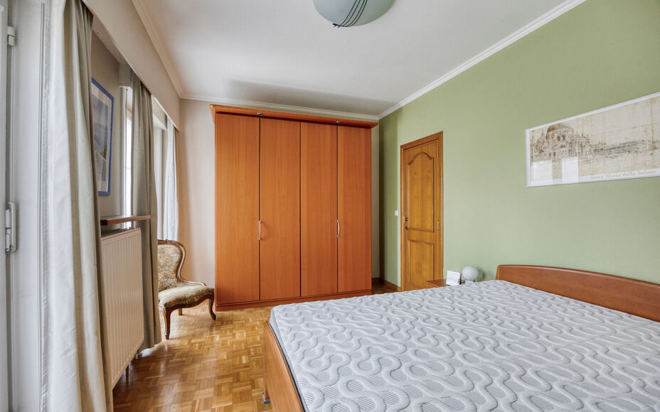 Leemans Immobiliën presenteert u  deze perfect onderhouden, instapklare woning op een rustige en landelijke locatie in Ternat. Ondanks de groene omgeving geniet u van een centrale ligging met alle voorzieningen vlakbij: winkels, scholen, sportfaciliteite