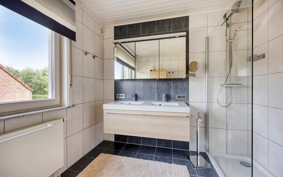 Leemans Immobiliën presenteert u  deze perfect onderhouden, instapklare woning op een rustige en landelijke locatie in Ternat. Ondanks de groene omgeving geniet u van een centrale ligging met alle voorzieningen vlakbij: winkels, scholen, sportfaciliteite
