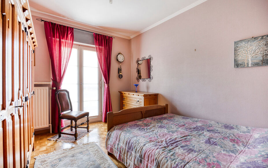 Leemans Immobiliën presenteert u  deze perfect onderhouden, instapklare woning op een rustige en landelijke locatie in Ternat. Ondanks de groene omgeving geniet u van een centrale ligging met alle voorzieningen vlakbij: winkels, scholen, sportfaciliteite