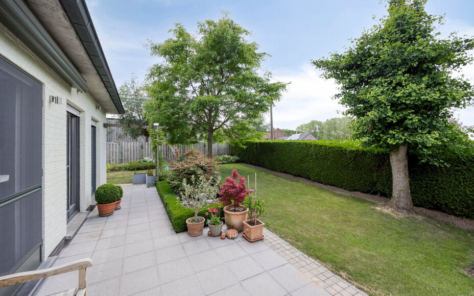 Leemans Immobiliën presenteert u  deze perfect onderhouden, instapklare woning op een rustige en landelijke locatie in Ternat. Ondanks de groene omgeving geniet u van een centrale ligging met alle voorzieningen vlakbij: winkels, scholen, sportfaciliteite