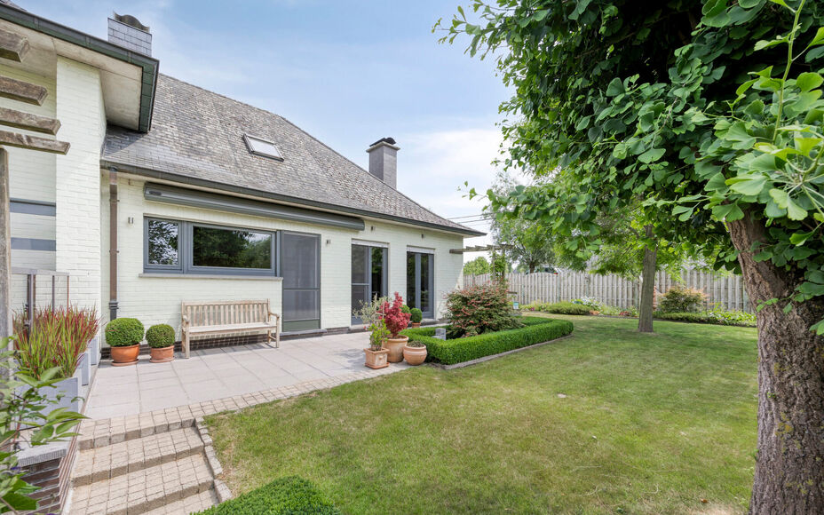 Leemans Immobiliën presenteert u  deze perfect onderhouden, instapklare woning op een rustige en landelijke locatie in Ternat. Ondanks de groene omgeving geniet u van een centrale ligging met alle voorzieningen vlakbij: winkels, scholen, sportfaciliteite
