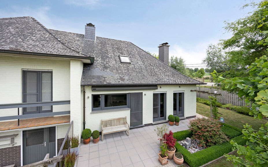 Leemans Immobiliën presenteert u  deze perfect onderhouden, instapklare woning op een rustige en landelijke locatie in Ternat. Ondanks de groene omgeving geniet u van een centrale ligging met alle voorzieningen vlakbij: winkels, scholen, sportfaciliteite