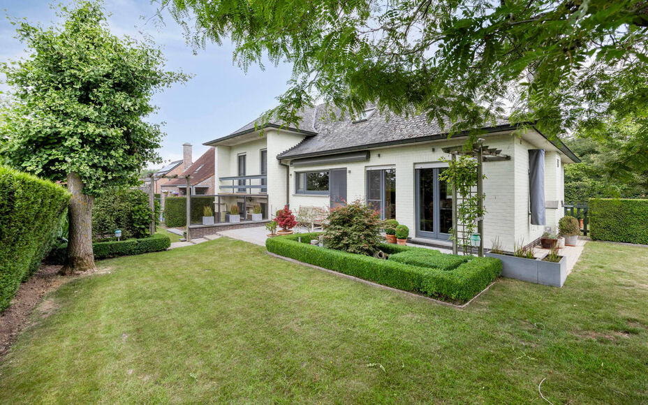 Leemans Immobiliën presenteert u  deze perfect onderhouden, instapklare woning op een rustige en landelijke locatie in Ternat. Ondanks de groene omgeving geniet u van een centrale ligging met alle voorzieningen vlakbij: winkels, scholen, sportfaciliteite