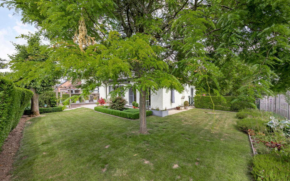 Leemans Immobiliën presenteert u  deze perfect onderhouden, instapklare woning op een rustige en landelijke locatie in Ternat. Ondanks de groene omgeving geniet u van een centrale ligging met alle voorzieningen vlakbij: winkels, scholen, sportfaciliteite