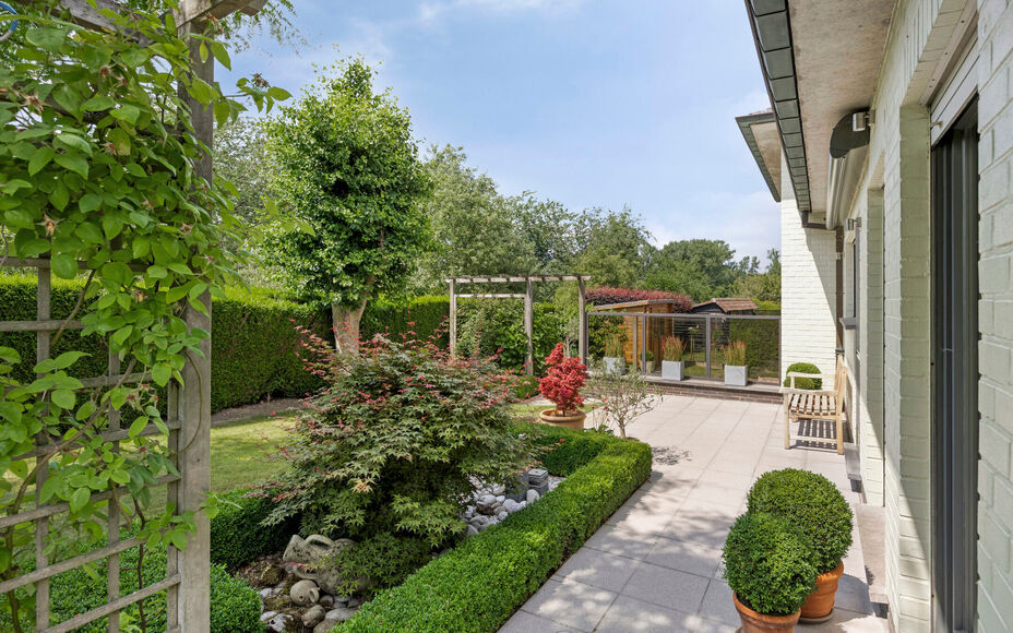 Leemans Immobiliën presenteert u  deze perfect onderhouden, instapklare woning op een rustige en landelijke locatie in Ternat. Ondanks de groene omgeving geniet u van een centrale ligging met alle voorzieningen vlakbij: winkels, scholen, sportfaciliteite