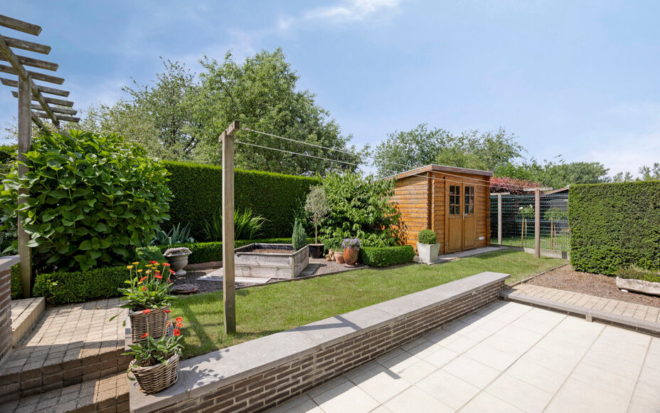 Leemans Immobiliën presenteert u  deze perfect onderhouden, instapklare woning op een rustige en landelijke locatie in Ternat. Ondanks de groene omgeving geniet u van een centrale ligging met alle voorzieningen vlakbij: winkels, scholen, sportfaciliteite