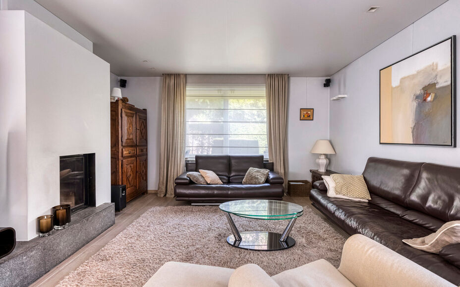 LEEMANS IMMOBILIËN stelt U met plezier deze volledig instapklare villa voor nabij het centrum van Wemmel. De woning geniet van een uitstekende ligging voor wie een vlotte verbinding van en naar Brussel verkiest.

Bij het betreden van de woning komt u in 