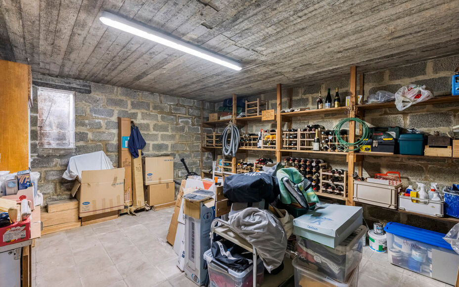 LEEMANS IMMOBILIËN stelt U met plezier deze volledig instapklare villa voor nabij het centrum van Wemmel. De woning geniet van een uitstekende ligging voor wie een vlotte verbinding van en naar Brussel verkiest.

Bij het betreden van de woning komt u in 