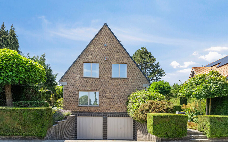 LEEMANS IMMOBILIËN stelt U met plezier deze volledig instapklare villa voor nabij het centrum van Wemmel. De woning geniet van een uitstekende ligging voor wie een vlotte verbinding van en naar Brussel verkiest.

Bij het betreden van de woning komt u in 