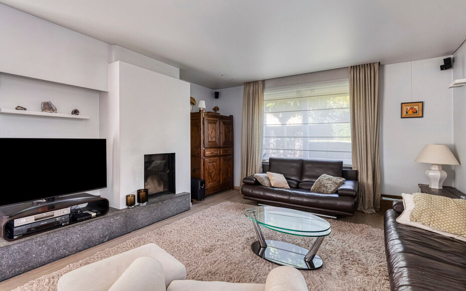 LEEMANS IMMOBILIËN stelt U met plezier deze volledig instapklare villa voor nabij het centrum van Wemmel. De woning geniet van een uitstekende ligging voor wie een vlotte verbinding van en naar Brussel verkiest.

Bij het betreden van de woning komt u in 