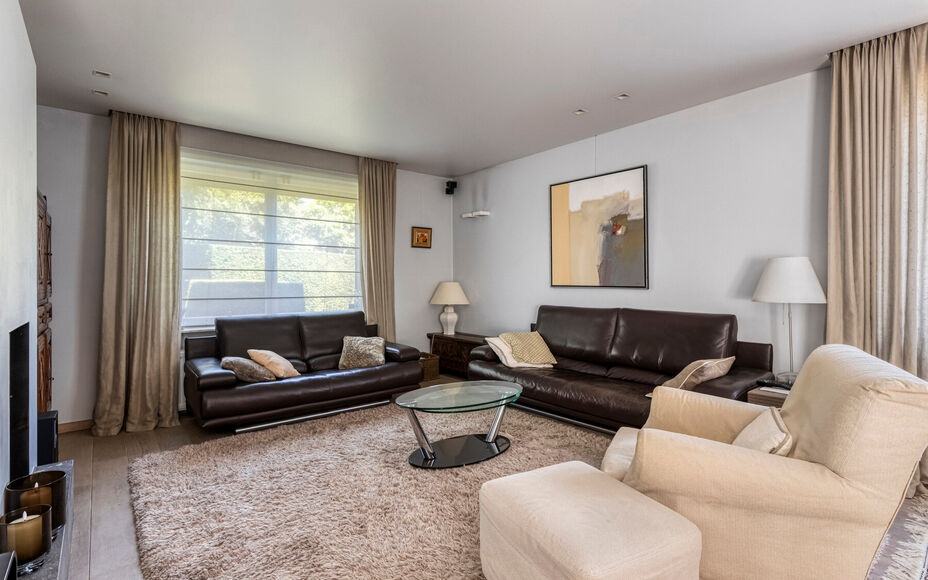 LEEMANS IMMOBILIËN stelt U met plezier deze volledig instapklare villa voor nabij het centrum van Wemmel. De woning geniet van een uitstekende ligging voor wie een vlotte verbinding van en naar Brussel verkiest.

Bij het betreden van de woning komt u in 