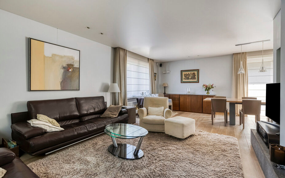 LEEMANS IMMOBILIËN stelt U met plezier deze volledig instapklare villa voor nabij het centrum van Wemmel. De woning geniet van een uitstekende ligging voor wie een vlotte verbinding van en naar Brussel verkiest.

Bij het betreden van de woning komt u in 
